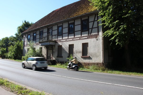 Keine Gäste: Das ehemalige Restaurant "Bellevue" steht seit 1998 leer. Früher trugen die Wirte Tabletts mit Leckereien über die Hamelner Straße zum heute verwilderten Biergarten. - © Foto: Grote