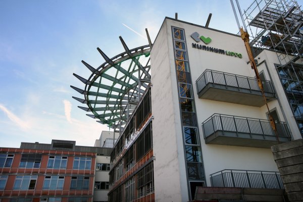 Auf dem Dach des Detmolder Klinikums entsteht derzeit der neue Landeplatz für Rettungshubschrauber. - © Bernhard Preuß