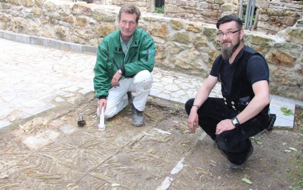 Euwatec-Anleiter Ingo Juros (rechts) und Joachim Breder vom Team der eingesetzten Arbeiter, die in den vergangenen Wochen und Monaten in mühevoller Kleinarbeit Reste der „Alten Burg" für die Nachwelt gesichert haben. - © Wolfgang Becker