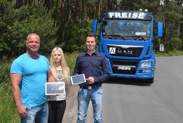 Geschäftsführer Axel Freise (48) zeigt mit Tochter Joeline Freise (20) und Neffe und Umweltingenieur Jens Ahle (27) die App „Cleverfleet", die das Unternehmen in Zusammenarbeit mit der MEDIUM Werbeagentur aus Bielefeld erarbeitet und dafür mit dem Deutschen Digital Award in Bronze ausgezeichnet wurde. - © Tanja Watermann