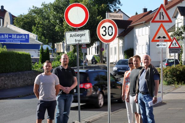 Genervt: Die Anwohner der Hermannstraße ärgern sich über den vielen Fremdverkehr in ihrer Straße. Von links: Arthur Donis, Sebastian Minati, Heike Selbach, Viktor Klassen und Michael Wittenberg. - © Bernhard Preuß