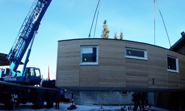 Haus am Haken: Fix und fertig möbliert werden die Wohnmöglichkeiten in den verschiedenen Standorten angeliefert. - © Stadt Lage