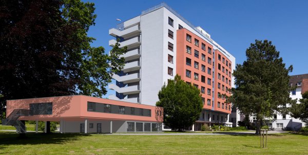 Zunächst soll am Klinikum (Nähe Hubschrauberlandeplatz) ein „Intensiv-Cube" gebaut werden.Nachdem auch die Notaufnahme aufgestockt worden ist, werden Haus II und III leergezogen, abgerissen und durch einen modernen Neubau ersetzt. - © Entwurf: Privat