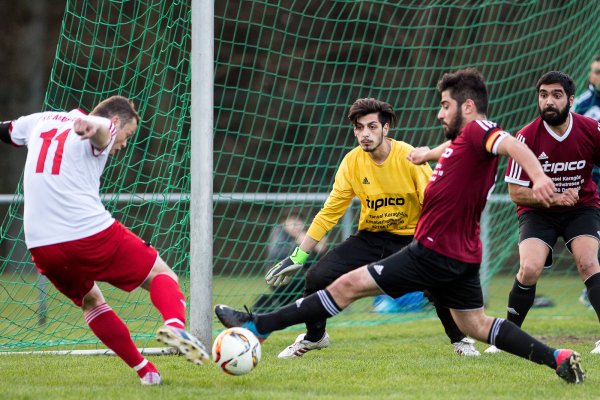 Brandgefährlich: Im letzten Moment kann SC Kapitän Yusuf Iscan (rechts) den Torschuß des quirligen Alexander Eck (weiß, links) abblocken, konzentriert verfolgt von SC Keeper Mustafa Dikmen (gelb, Mitte). - © Egon Penner
