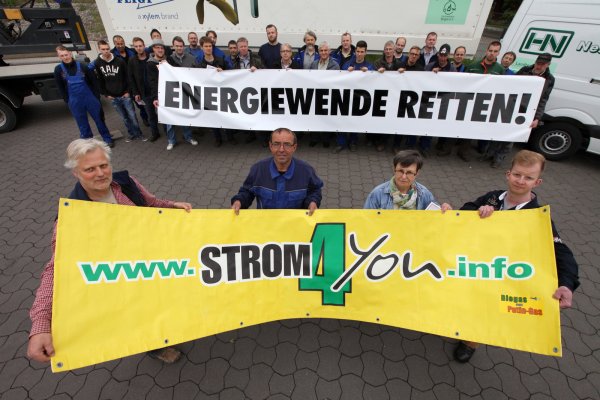 Die Belegschaft der Firma Nesemeier in Blomberg und Klaus Anduschus vom Arbeitskreis Biogas (vorne links) legen fünf Warnminuten ein, um auf ihre Befürchtungen aufmerksam zu machen. - © Bernhard Preuss