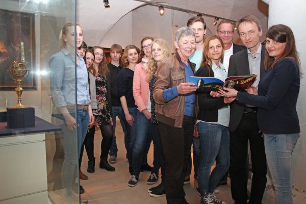 Noch einmal im Museum: Julia Schulte, Corinna Zipplies, Christiane Hibbe, Marion Finger, Patrick Arnold, Dorothea Deppermann, Tanja Köster, Sandra Averhoff, Dr. Vera Lüpkes, Denis Merten, Elena Merkel, Professor Christoph Althaus, Dr. Michael Bischoff und Anna-Lena Büker. - © Marlen Grote