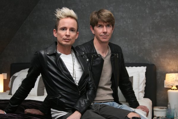 Schöner Wohnen in Waddenhausen: Für Chris Kappelmann (vorne) und seinen Partner Stefan Knies ist der Traum vom Eigenheim wahr geworden. Die Umbauarbeiten werden vom Fernsehsender VOX begleitet. FOTO: CASTRUP - © Sandra Castrup