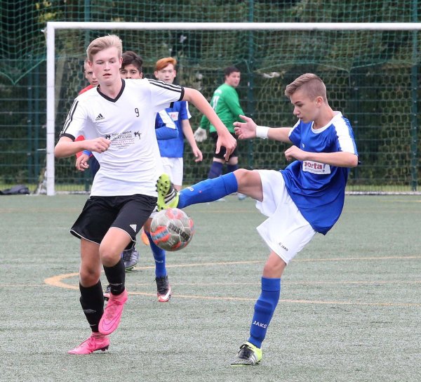 Läuft hinterher: Der Heidenoldendorfer Jan Maschler (links) sucht den Zweikampf mit Dennis Leweke vom SVE Jerxen-Orbke. - © Paul Cohen