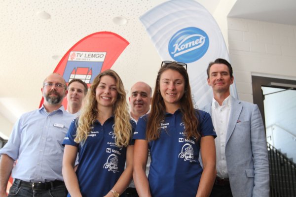 Starkes Team hinter den Athletinnen: Sian Rainsley und Natalie van Coevorden (vorne, von links) mit TV-Geschäftsführer Patrick Busse, Christoph Vieregge von der Sparkasse, TV-Teammanager Bernd Wollbrink und Klaus Rübesamen (Brasseler, von links). - © Sebastian Lucas