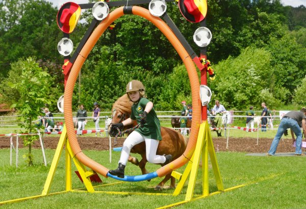 Gemeinsam bewältigen die achtjährige Lisann Konrad und der 25-jährige "Prince du couer" den Geschicklichkeitsparcours. - © André Gallisch