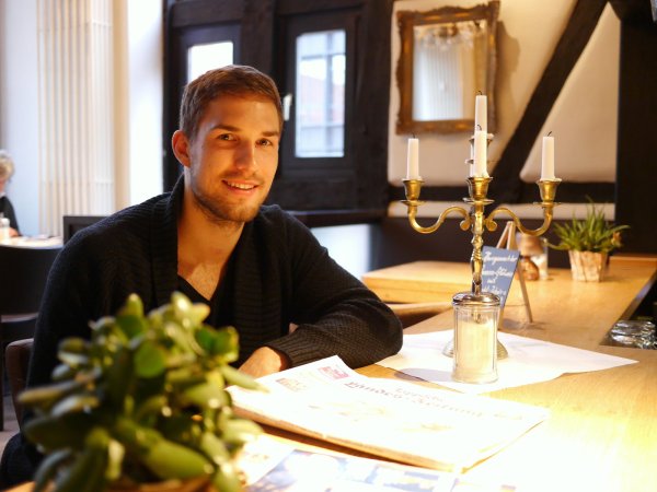 Tom Skroblien genießt die Lemgoer Gastroszene. - © Jörg Hagemann