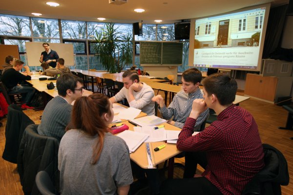 Pro und Contra Nazi-Prozess: Schüler des Leistungskurses am Hermann-Vöchting-Gymnasium in Blomberg sammeln Argumente. Vorn im Bild (im Uhrzeigersinn): Lina Lotterscheid, Robin Schulz, Henry Brand, Max Gumbold und André Fott. - © Bernhard Preuß