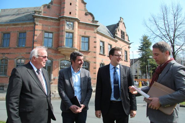 Unter einem Dach: (von links) Hans-Jürgen Borchert, Prokurist und Leiter Filialgeschäft Lippe bei der Volksbank Paderborn-Höxter-Detmold, Hausherr Thorsten Sagner, Volksbank-Filialleiter Christian Wagner und Tobias Heinze, ebenfalls Besitzer der alten Post. - © Till Brand