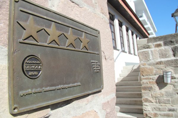 Aushängeschild: Mit der Klassifizierung gewinnen Hoteliers Kunden. - © Dieter Asbrock