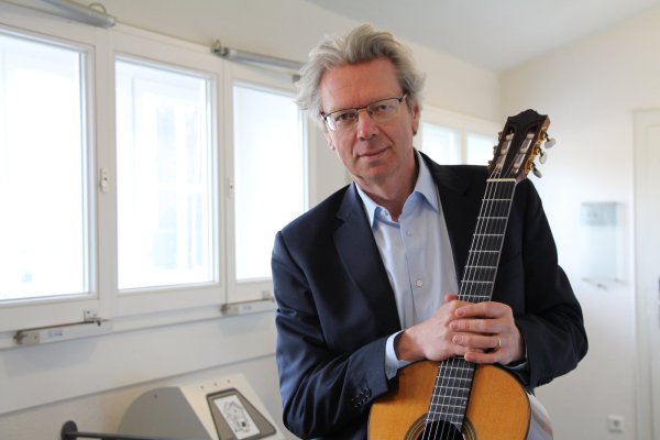 Gehören zusammen: Professor Thomas Kirchhoff und die Gitarre in der Hochschule für Musik Detmold. - © Freya Köhring