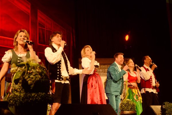 Gute Laune mit volkstümlichen Schlagern: Im Bad Meinberger Kurtheater traten (von links) Carla Scheithe ("Die Schäfer"), Michael Kastl ("Die Schäfer"), Angela Wiedi, Patrick Lindner, Bianca App ("Die Schäfer") und Uwe Erhardt ("Die Schäfer") vor gut 500 begeisterten Fans auf. - © André Gallisch