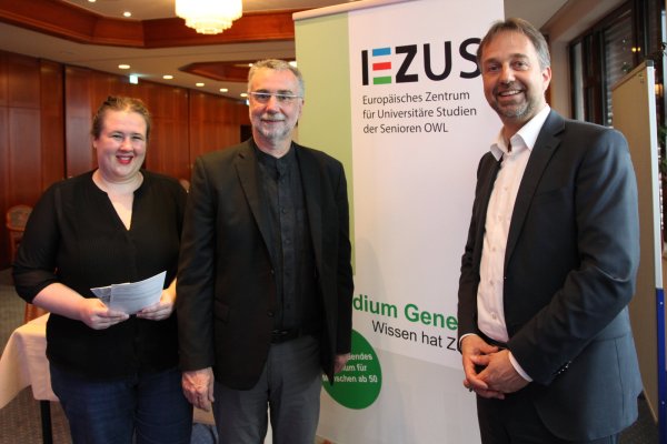 Zehn Jahre Senioren-Universität: (von links) Catrin Michels (Lippe Bildung eG und für die EZUS-Verwaltung zuständig), Dozent Dr. Jochen Hippler und Markus Rempe, Geschäftsführer der Lippe Bildung eG, im Gespräch. - © Bernhard Preuß