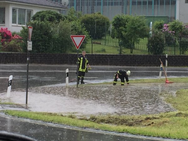 Knietief im Regenwasser - © Tanja Watermann