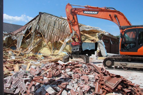 Der Bagger macht derzeit den alten Aldi-Bau dem Erdboden gleich. - © Foto: Becker