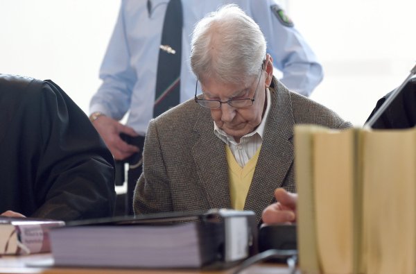 Der Angeklagte Reinhold Hanning beim Prozessauftakt im Saal der IHK-Lippe. - © dpa