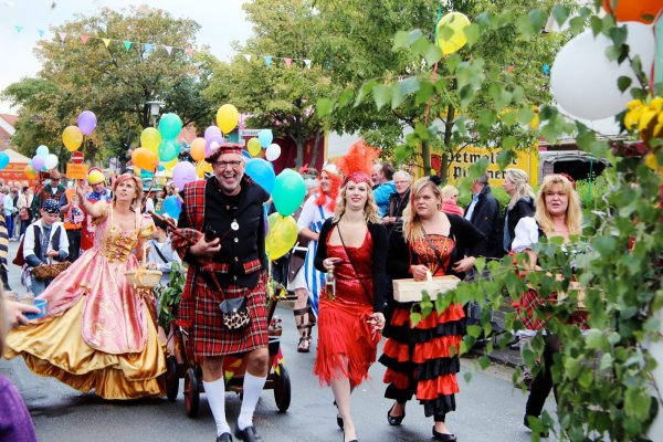 „Ehrsen kunterbunt": Der Name dieser Gruppe war beim Festumzug 2014 auf jeden Fall Programm. Auch in diesem Jahr dürfen sich die Teilnehmer und Zuschauer auf viele kreative Verkleidungen freuen. - © Katrin Kantelberg