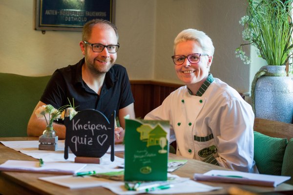 Gastgeberin Wilma Thorenmeier vom Landgasthof „Alter Krug" im Schieder-Schwalenberger Ortsteil Ruensiek und LZ-Quizmaster Daniel Hobein freuen sich auf die Premiere des Kneipenquiz’. - © Torben Gocke