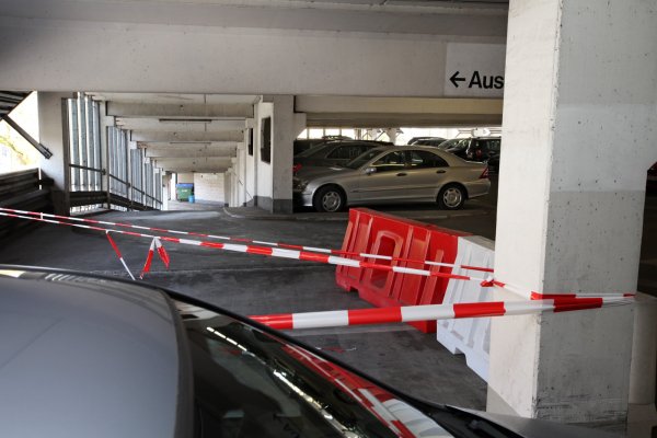 Gesperrt: Dadurch, dass die Rampen im Parkhaus Hornsche Straße abgestützt worden sind, ist die Feuerwehrzufahrt in den hinteren Teil der Tiefgarage dicht. Dieser bleibt daher geschlossen. - © Bernhard Preuss