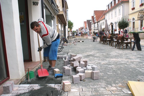 Mittelstraße: Die Pflasterarbeiten haben begonnen. - © Tobias Schneider