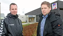 HSG-Bundesligatrainer Andr&eacute; Fuhr und HSG-Gesch&auml;ftsf&uuml;hrer Torben Kietsch (rechts) schauen sich die derzeit gesperrte Halle I an der Ulmenallee an. Ein Ausbau ist f&uuml;r den Bundesligabetrieb notwendig. - &copy; Foto: Bockwinkel