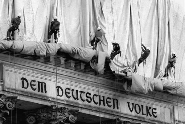 Vom 24. Juni bis zum 7. Juli 1995 verschwand das Gebäude unter 100.000 Quadratmetern silbrig schimmernden Stoffs. - © Wolfgang Kumm/dpa