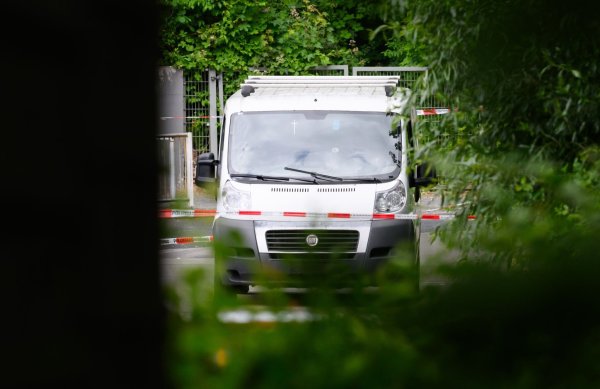 Das Fluchtfahrzeug wurde am Mittag abgeschleppt. - © Julian Stratenschulte/dpa
