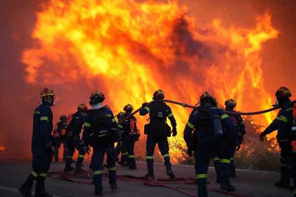 Die Feuerwehr ist auf der griechischen Insel Chios im Einsatz. - © Pantelis Fykaris/Politischios.gr via AP/dpa