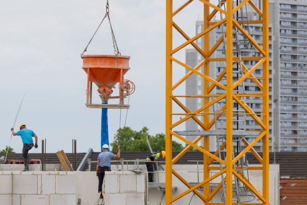 In Deutschland werden zu wenige neue Wohnungen gebaut. Hohe Kosten und strenge Auflagen erschweren den Ausbau, kritisiert die Wohnungswirtschaft. (Archivbild) - © Rolf Vennenbernd/dpa