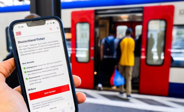 13,5 Millionen Abonnenten des Deutschlandtickets gibt es - aber auch Betrug rund um das Abo. (Archivbild) - © Julian Stratenschulte/dpa