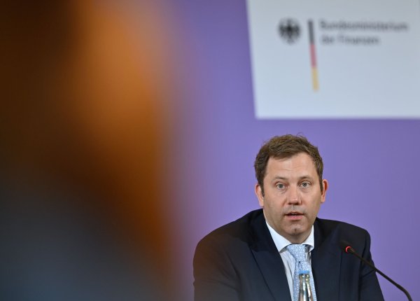 Vizekanzler Klingbeil nutzt die neuen Verschuldungsmöglichkeiten. (Archivbild) - © Katharina Kausche/dpa