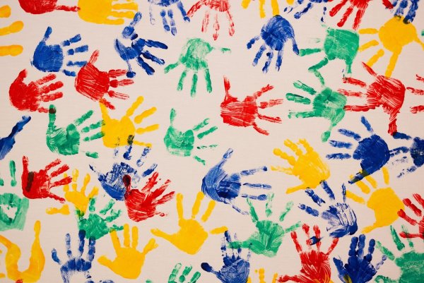 Familien mit Einwanderungsgeschichte haben doppelt so oft drei oder mehr Kinder als Familien ohne Einwanderungsgeschichte. (Symbolbild) - © Rolf Vennenbernd/dpa