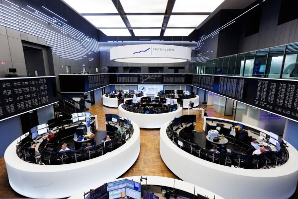 Die Aktienmärkte bieten in diesem Jahr ein ungewohntes Bild: In Europa geht es schneller aufwärts als in den USA. (Symbolbild) - © Lando Hass/dpa