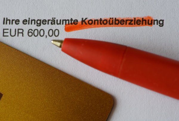 Die Frage einer Deckelung von Dispo-Zinsen wird in dem Entwurf nicht thematisiert. (Symbolbild) - © Robert Michael/dpa-Zentralbild/dpa