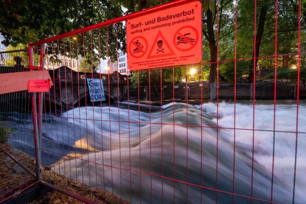 Die Ermittlungen zum Unfalltod einer Surferin auf der Münchner Eisbach-Welle sind abgeschlossen. (Archivbild) - © Peter Kneffel/dpa