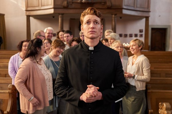 Maik (Daniel Donskoy) wird überschwenglich vom Kirchen-Chor begrüßt. Ihn beschleicht ein mulmiges Gefühl. - © Mediengruppe RTL