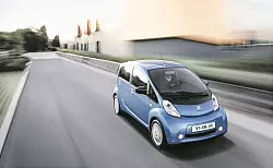 Nur ein Summen: Der batteriebetriebene Peugeot iOn hat laut Hersteller eine Reichweite von 70 bis 130 Kilometern. - &copy; Peugeot/ dpa