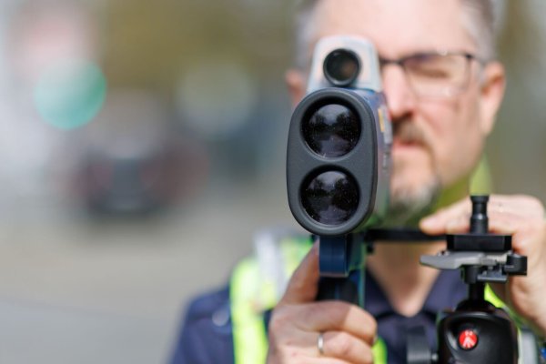 Die Polizei in NRW nimmt Lasermessgeräte vom Typ «TruSpeed» wieder in Betrieb. (Archivfoto) - © Daniel Karmann/dpa