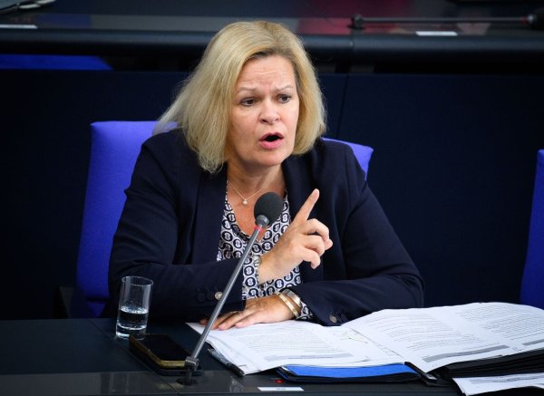 Aufgrund einer Fußverletzung stand Bundesinnenministerin Nancy Faeser (SPD) bei der Befragung durch die Abgeordneten nicht am Rednerpult, sondern nahm auf der Regierungsbank Platz. - © Bernd von Jutrczenka/dpa