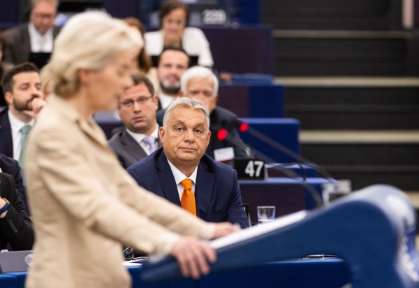 Beäugen sich kritisch: Von der Leyen und Orban tragen immer wieder Meinungsverschiedenheiten aus. - © Philipp von Ditfurth//dpa