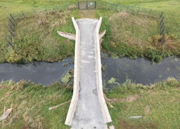 Am einen Ende der sanierten Postbrücke bei Lorsch versperrt ein Zaun den Durchgang. - © Boris Roessler/dpa