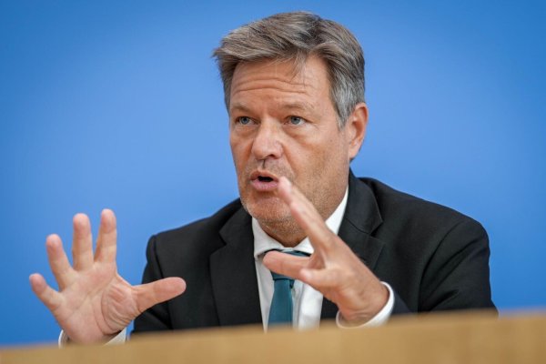 Bundeswirtschaftsminister Habeck fordert wegen der schwächelnden Wirtschaft eine konsequente Umsetzung des Wachstumspakets - das alleine reiche aber nicht. - © Kay Nietfeld/dpa