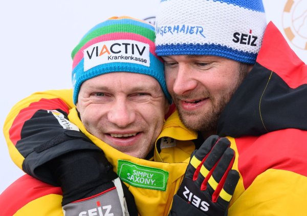 Zwischen Francesco Friedrich (links) und Johannes Lochner herrscht neuerdings Stunk. - © Robert Michael/dpa