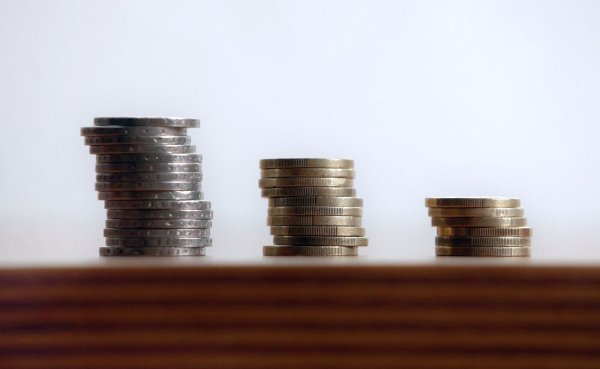 Geld auf die hohe Kante als Notgroschen oder für Krisenzeiten - vielen Menschen sind diese Ziele beim Sparen derzeit besonders wichtig. (Foto Illustration) - © Karl-Josef Hildenbrand/dpa