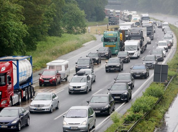 Defekte Regenrinnen: Autofahrer müssen auf der A3 zwischen Duisburg und Oberhausen auf eine Umleitung ausweichen. (Archivbild) - © Roland Weihrauch/dpa