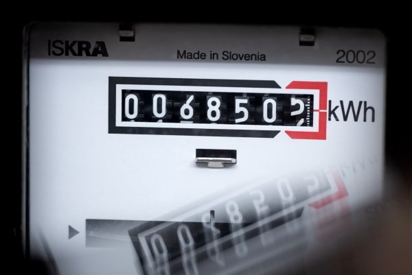 Ein Stromzähler zeigt in einem Mietshaus die verbrauchten Kilowattstunden an. - © Sina Schuldt/dpa